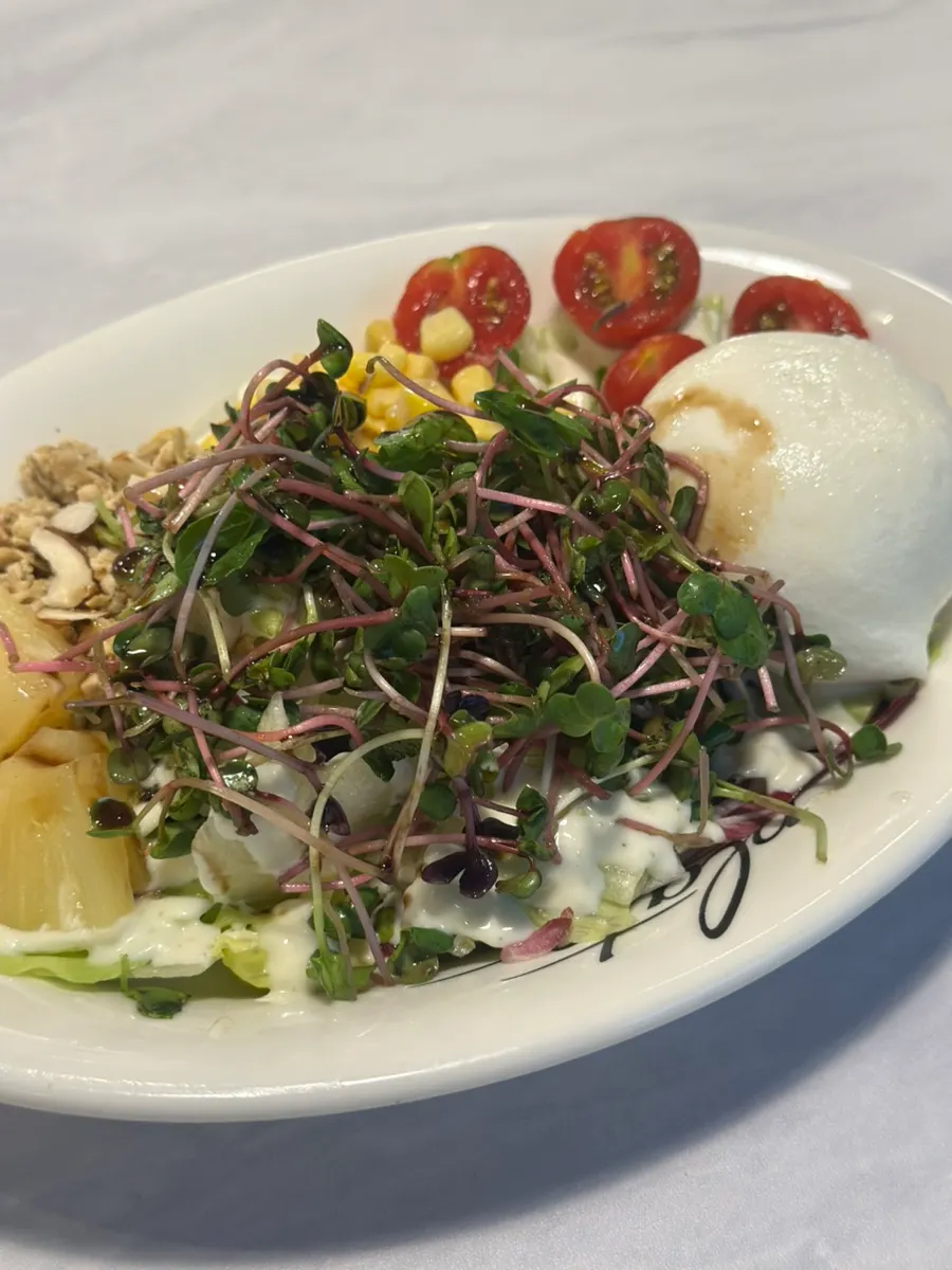 Ensalada de queso burrata con frutas y frutos secos