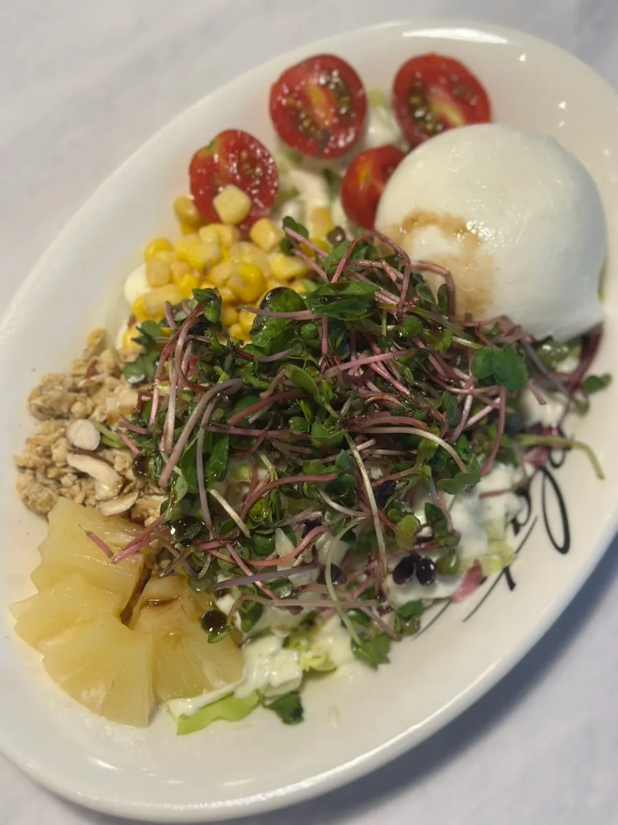 Plato con burrata servida