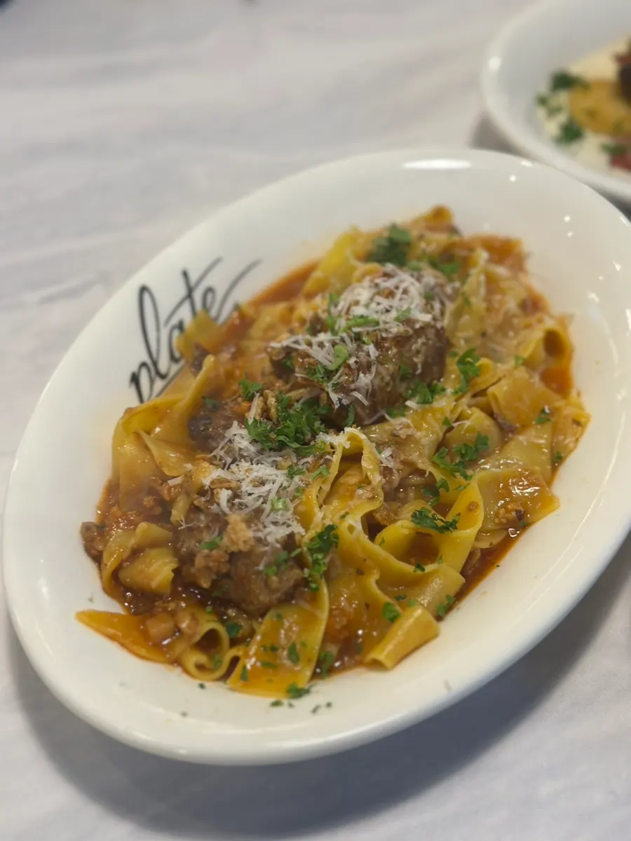 Pasta Bolognese con fideo plano y albóndigas