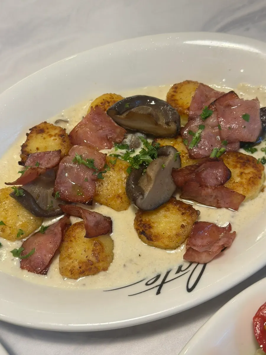 Ñoquis con crema de bacon y toppings grandes