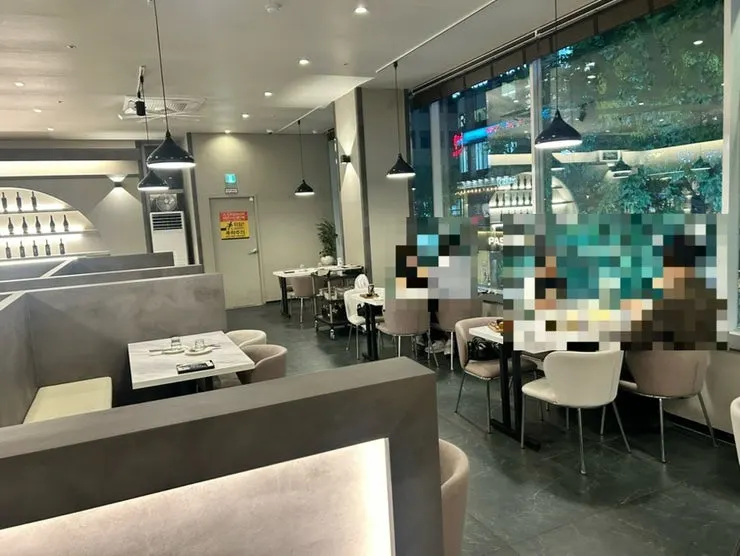 Interior of Plate Dunsan Branch with widely spaced tables
