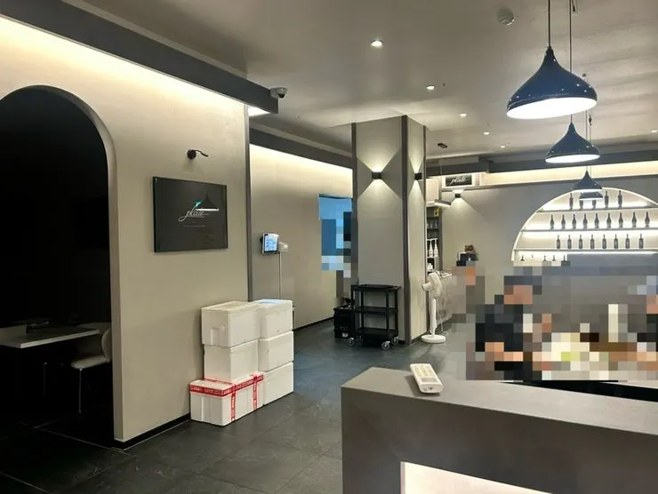 Upscale-feeling dining hall seating at Plate Dunsan Branch
