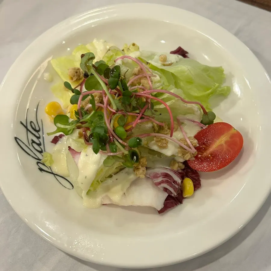 Set salad with a garlic-dressing feel