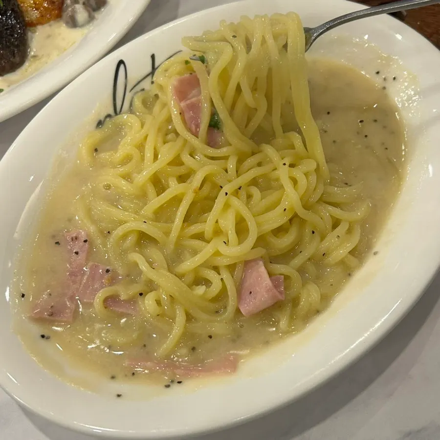 Thick, rich bacon cacio e pepe pasta