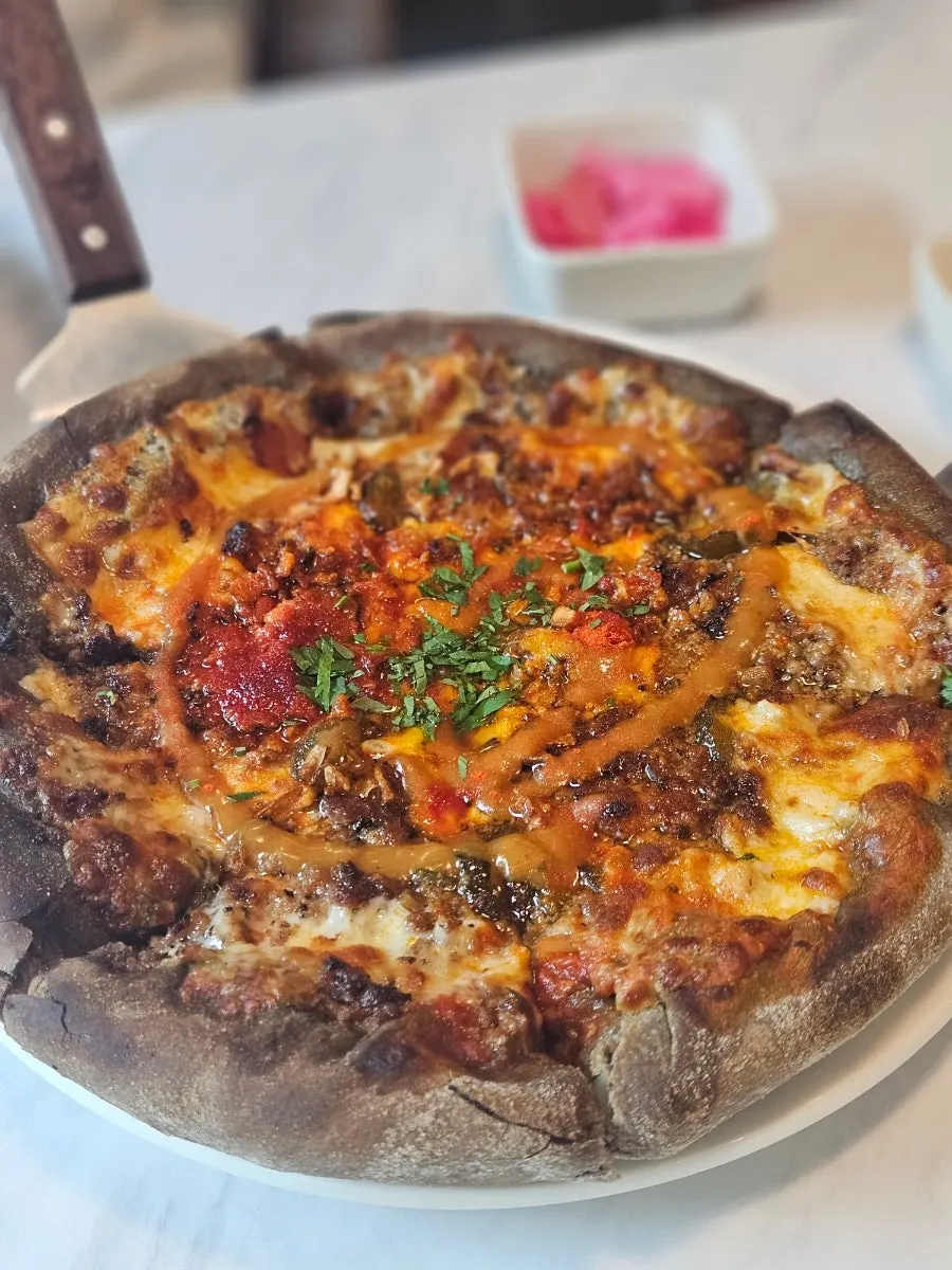 토핑이 푸짐한 비프 체다 피자 클로즈업