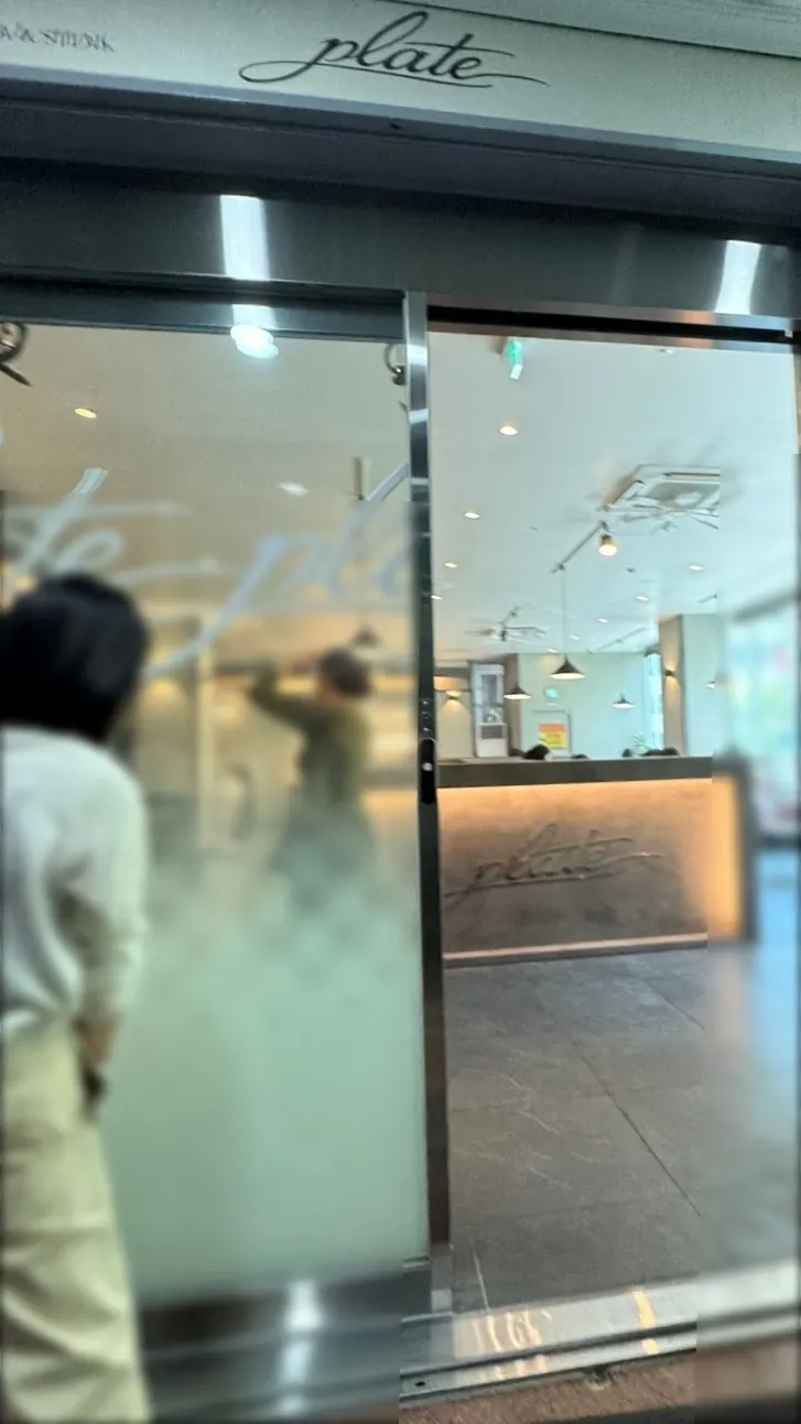 플레이트 둔산점 건물 2층 입구