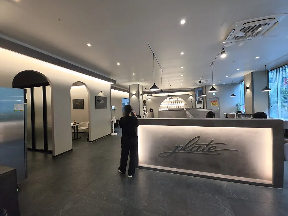 Interior view of Plate Dunsan Branch