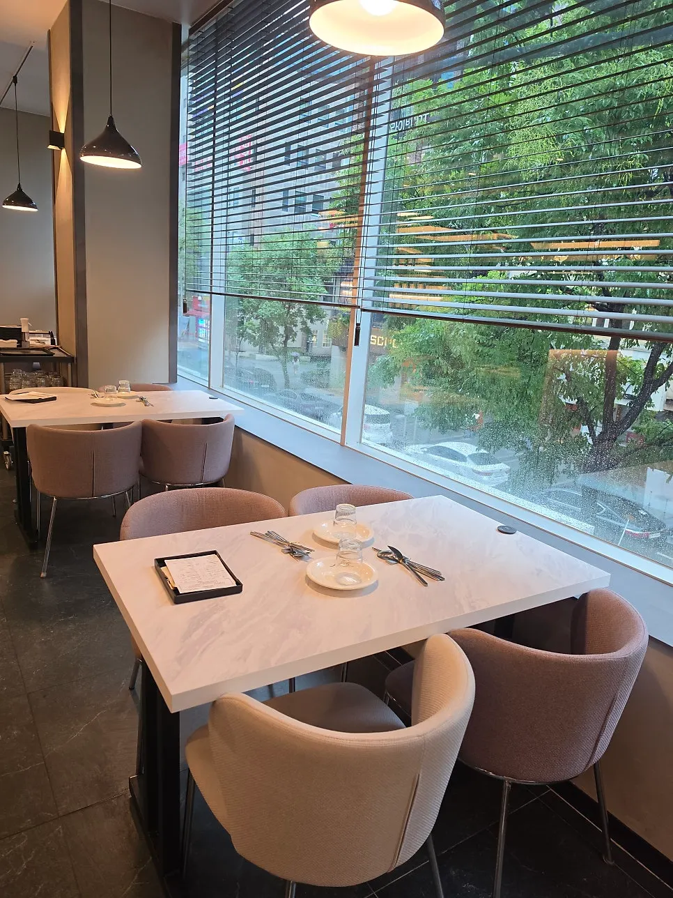 Table seating at Plate Dunsan Branch