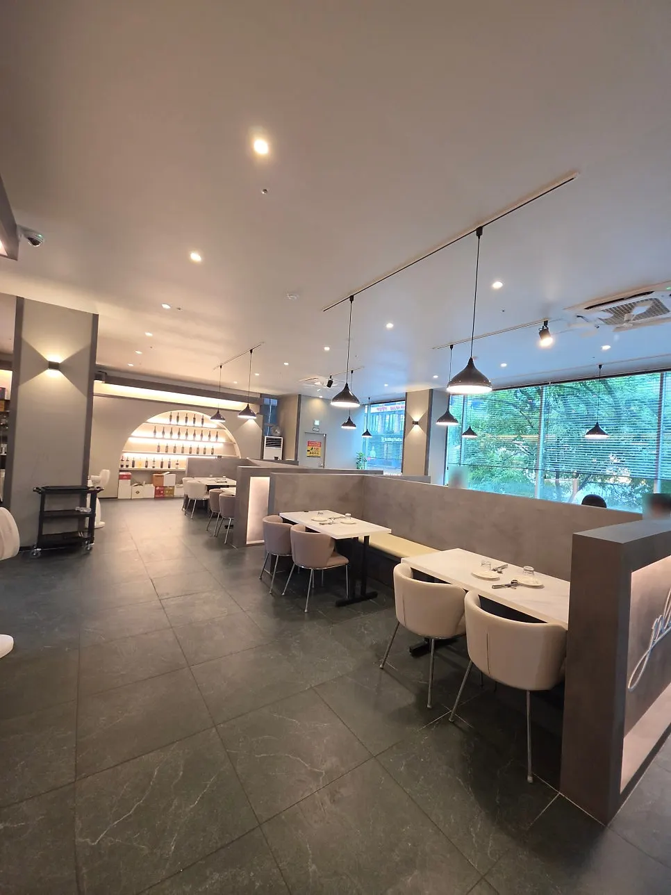 Interior decor of Plate Dunsan Branch