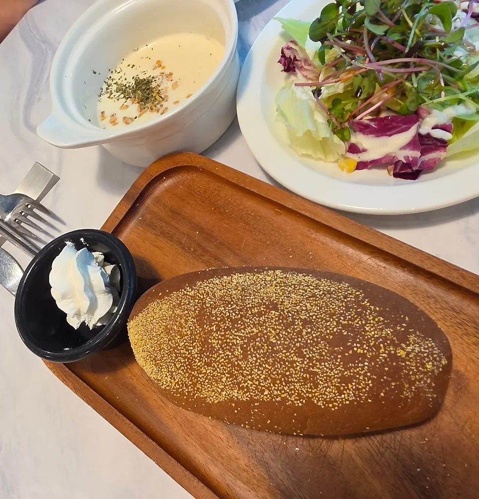 Bread and salad course