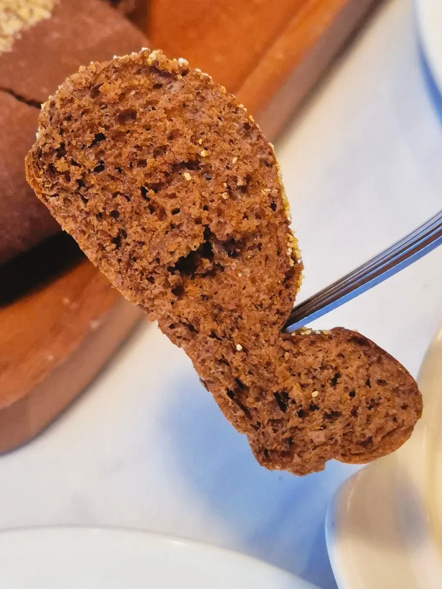 Roti panas di atas papan pemotong dengan krim