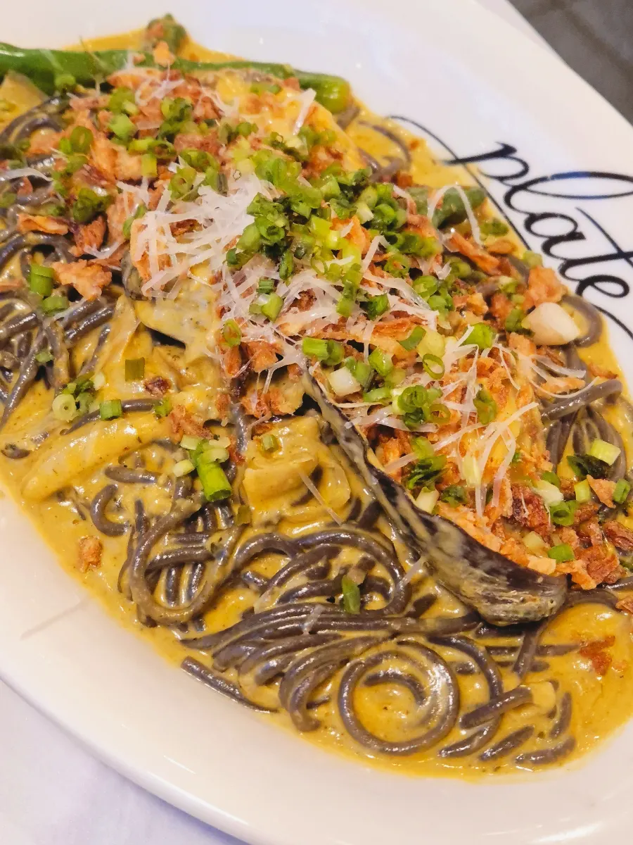 Pasta krim abalone gue dengan sos organ hijau