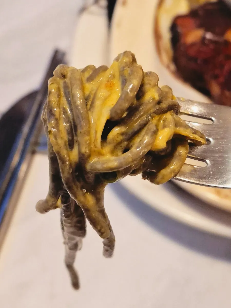 Mi dakwat segar bersama isi abalone dilitupi sos