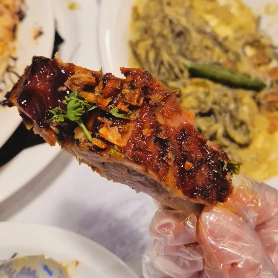 Penutup hidangan Plate Dunsan Branch di bawah lampu romantik