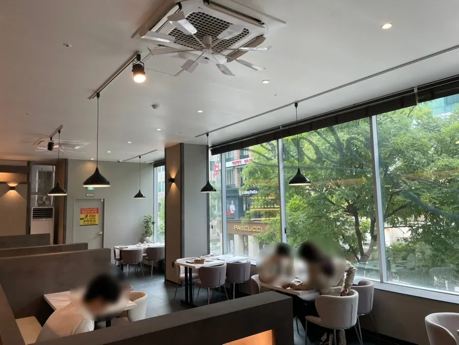 Chỗ ngồi tràn nắng bên trong Plate Dunsan Branch