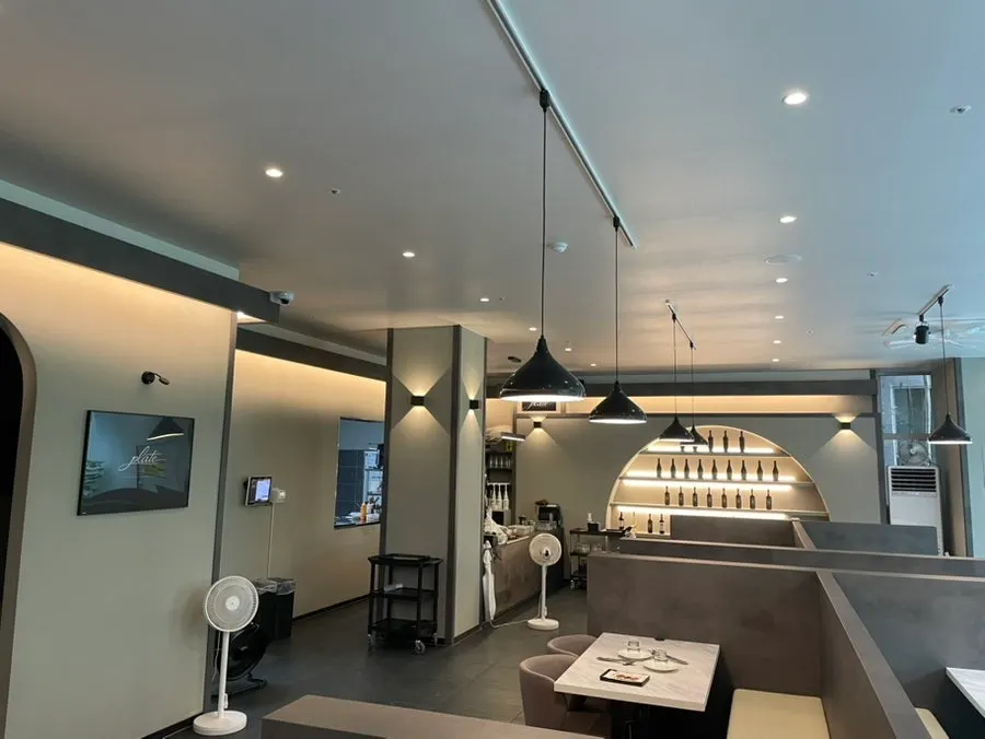 Không gian sảnh gọn gàng của Plate Dunsan Branch