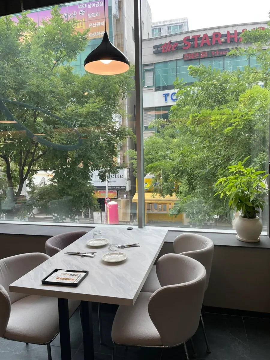 Ảnh dọc bàn ăn bên trong Plate Dunsan Branch