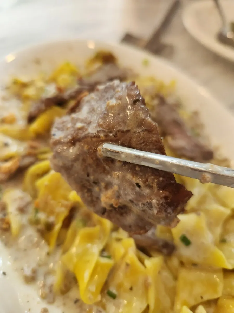 Miếng steak mềm và sốt ragù