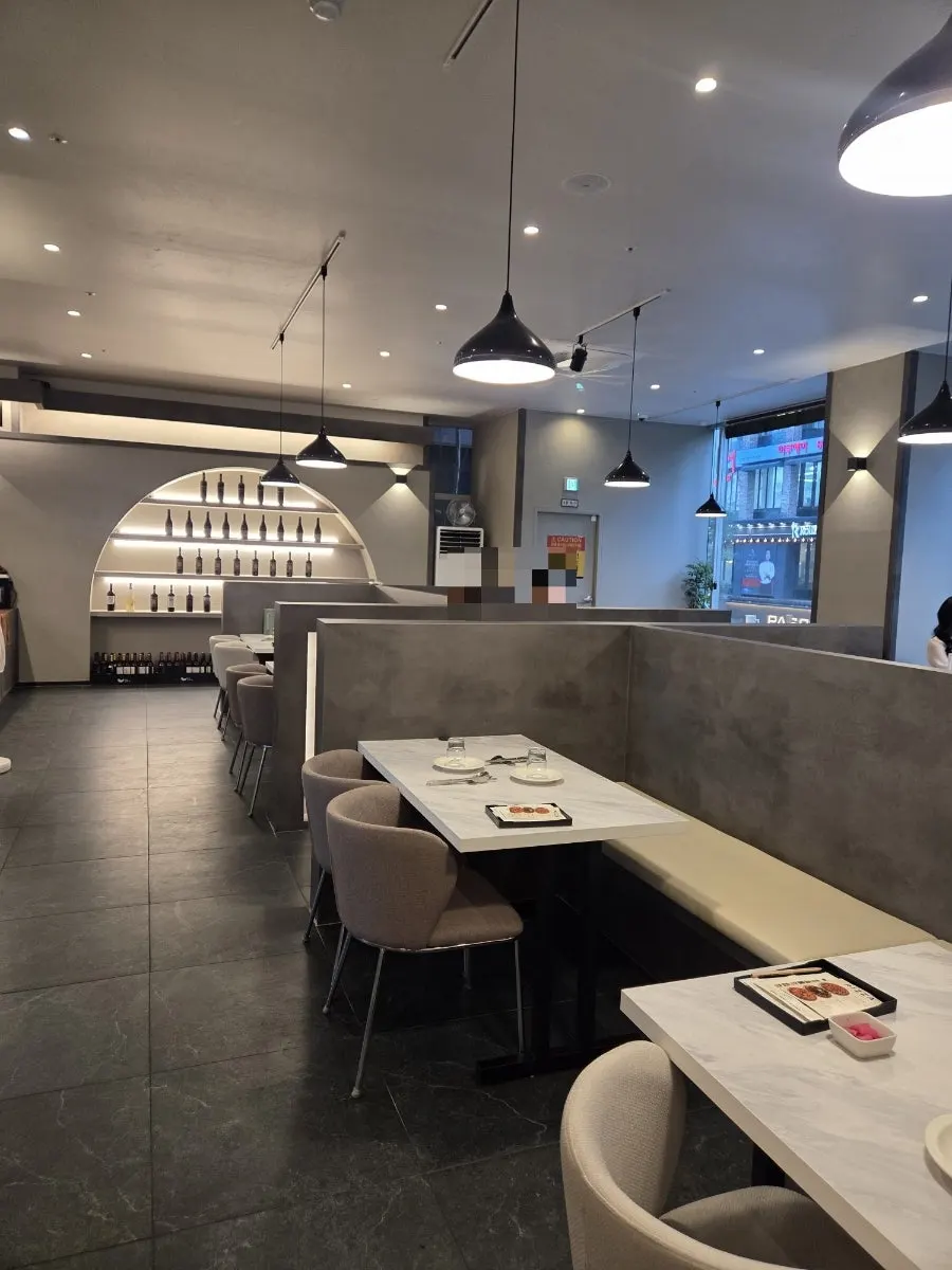 Spacious, comfortable dining hall inside Plate Dunsan Branch