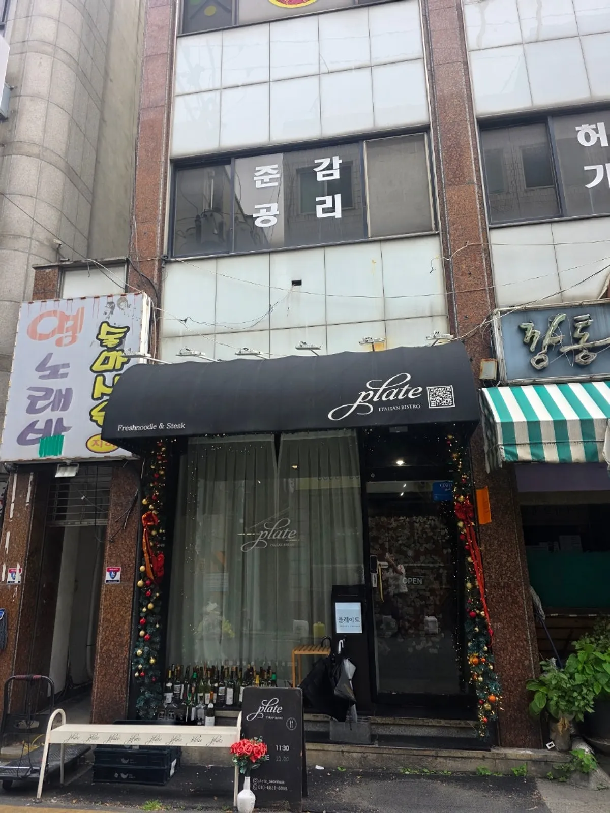 用酒瓶和花艺装饰的Plate仙化店入口