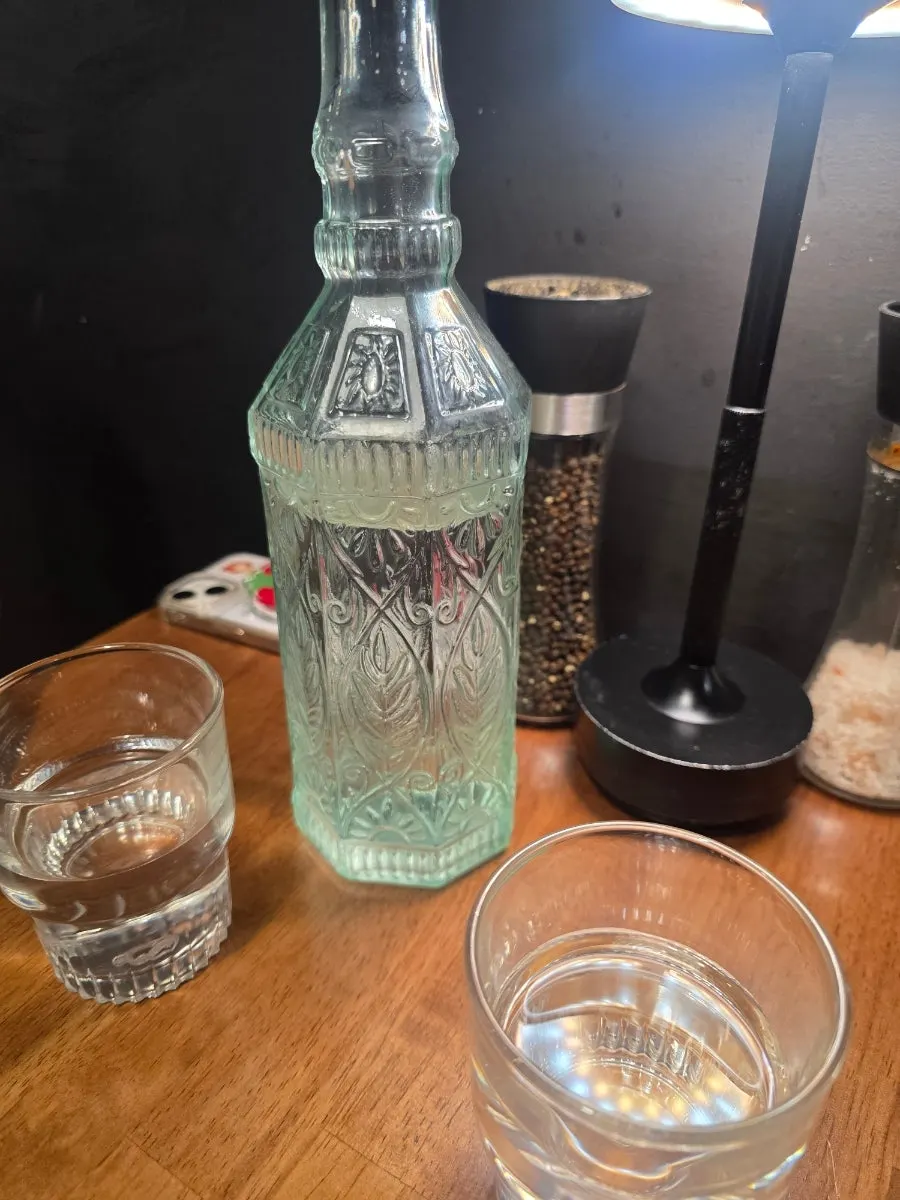 在菜单上打勾并写下面条编号的点单纸