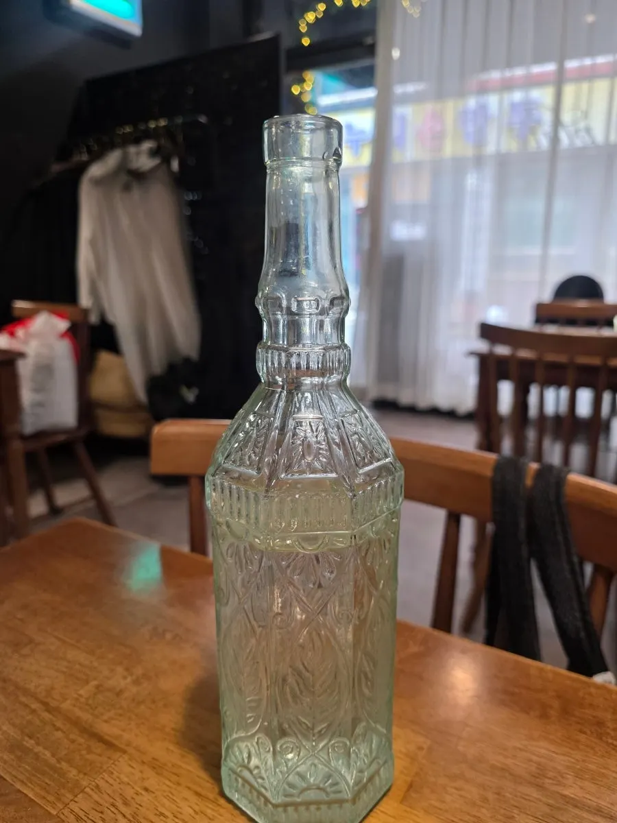 木桌上的复古水瓶