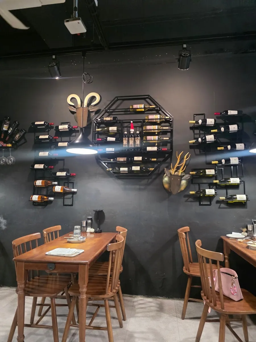灯光柔和的店内整体景象
