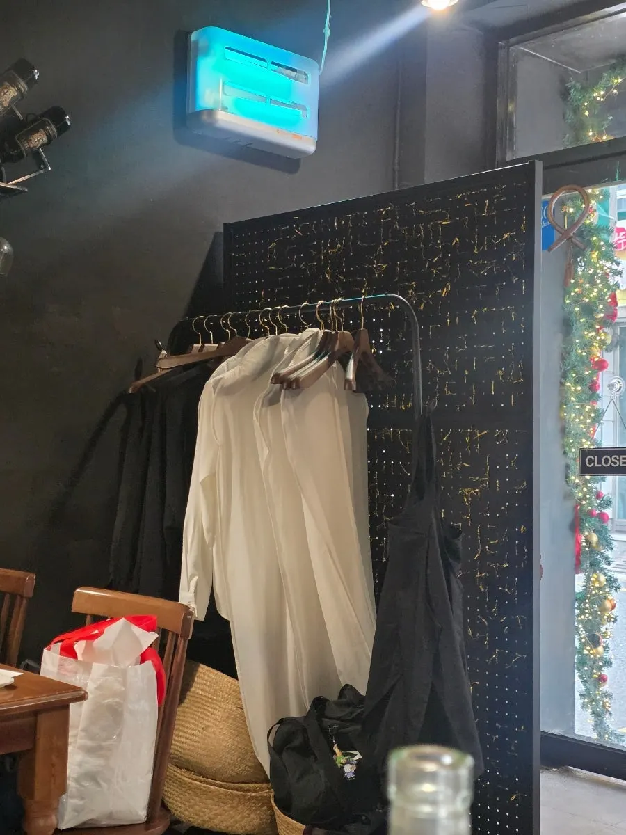 挂着围裙的店内衣架