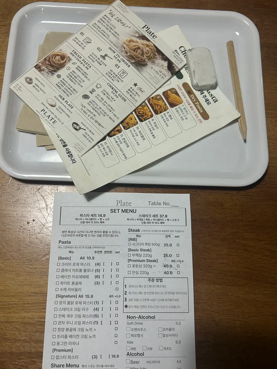면 종류 설명이 적힌 파스타 메뉴판