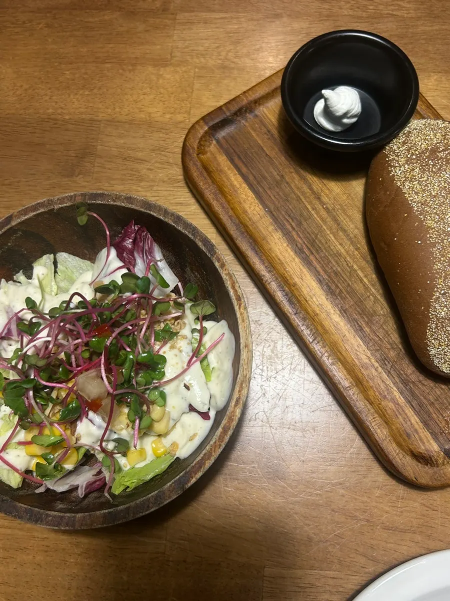 빵에 크림을 발라 먹는 모습
