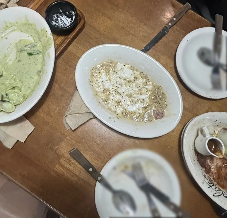 음식을 다 비운 빈 접시