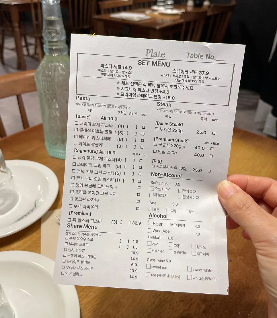 어두운 벽과 원목 가구로 꾸민 매장 내부
