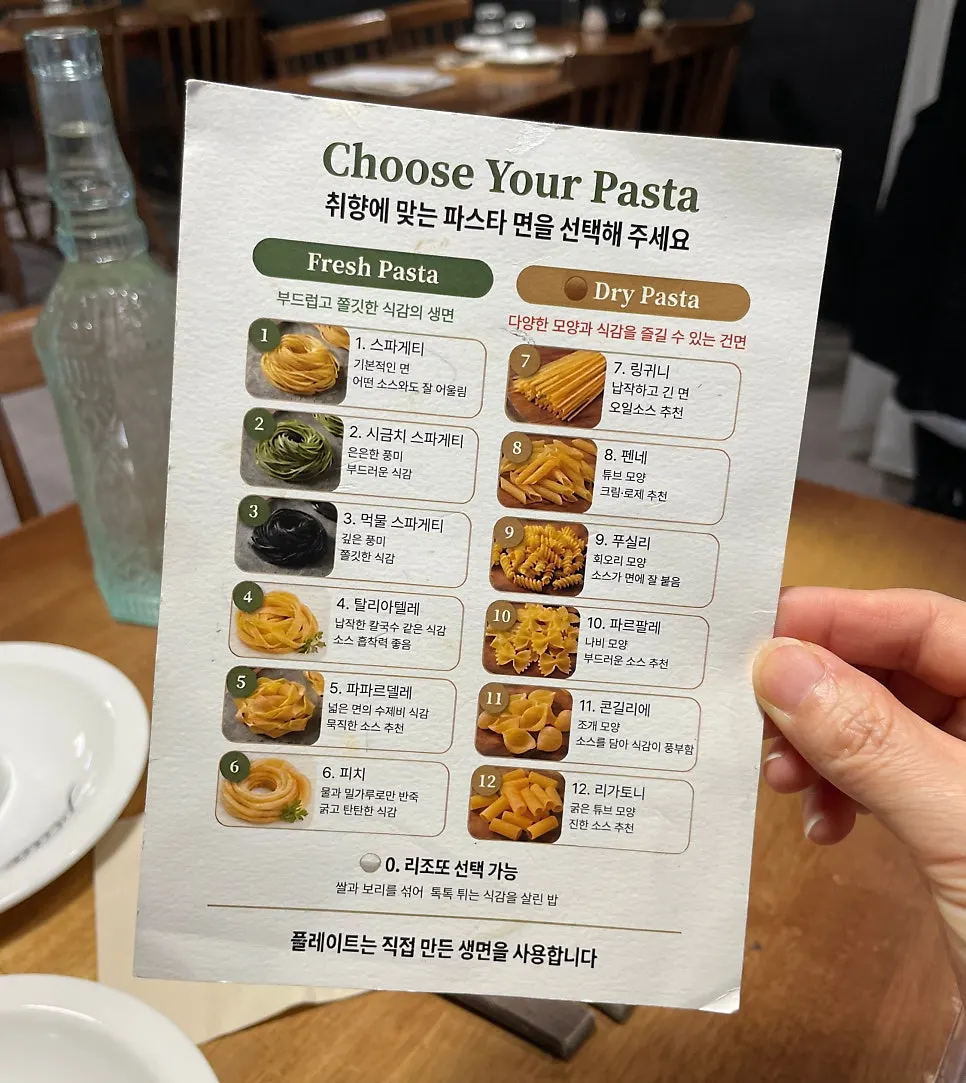 4인 테이블 6개가 놓인 아담한 홀