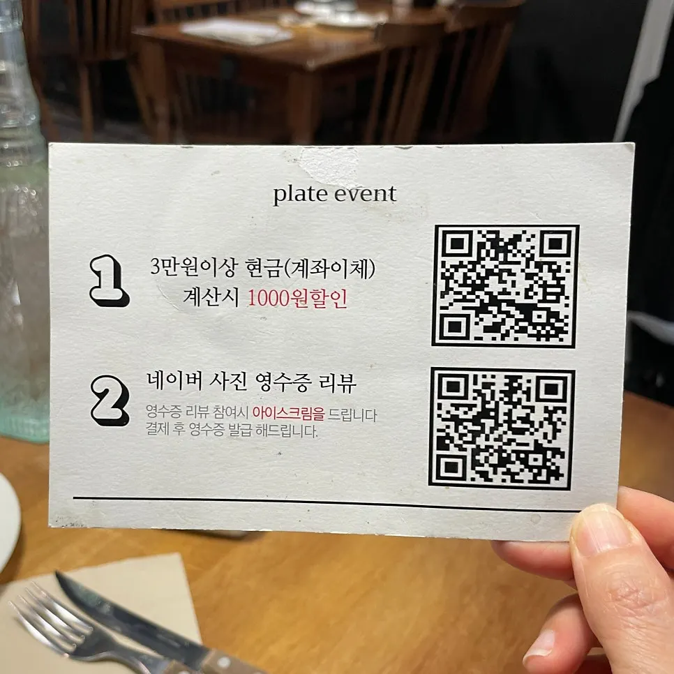 테이블에 차려진 파스타 두 접시