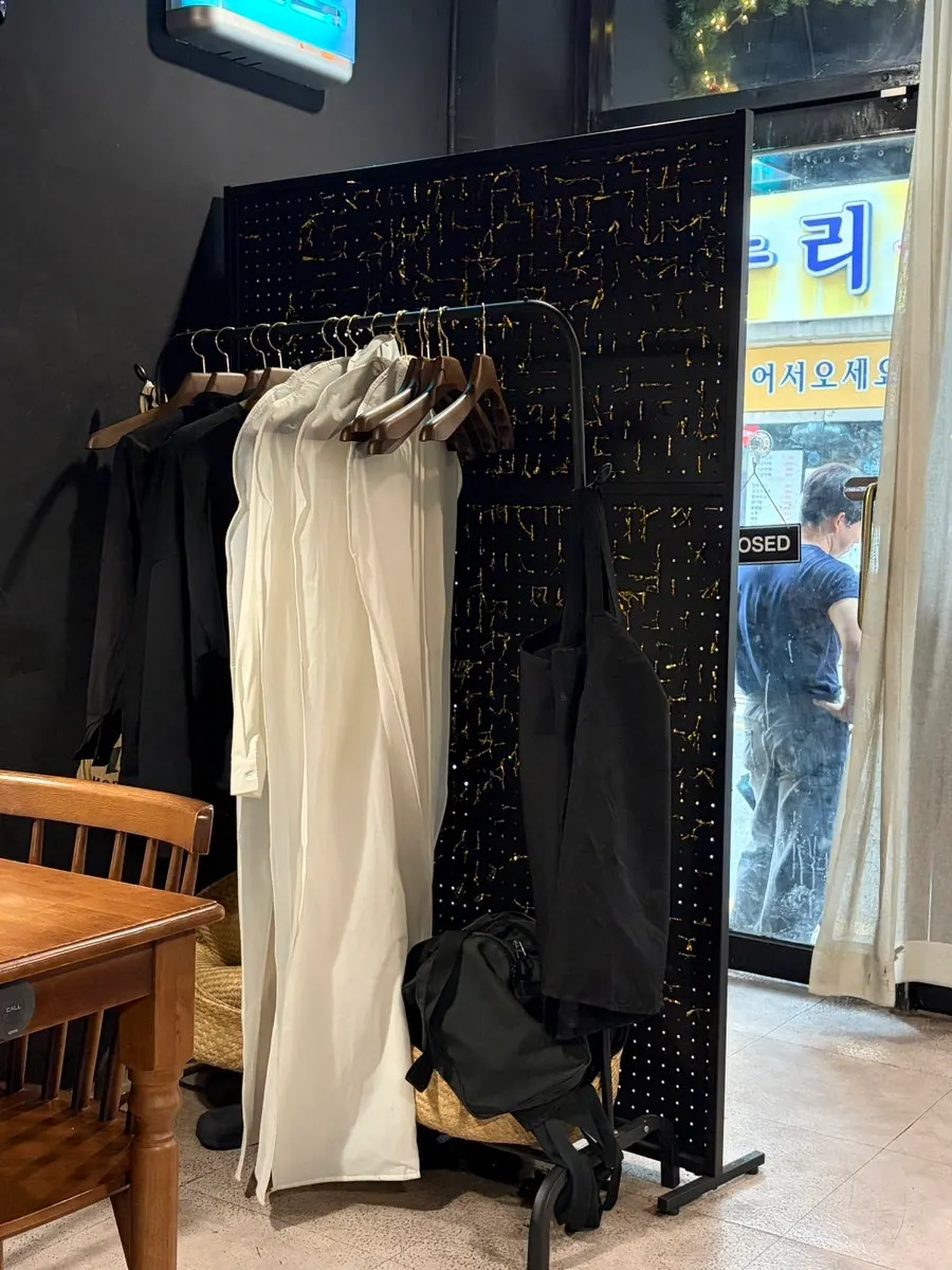 매장 한쪽에 마련된 옷걸이 공간