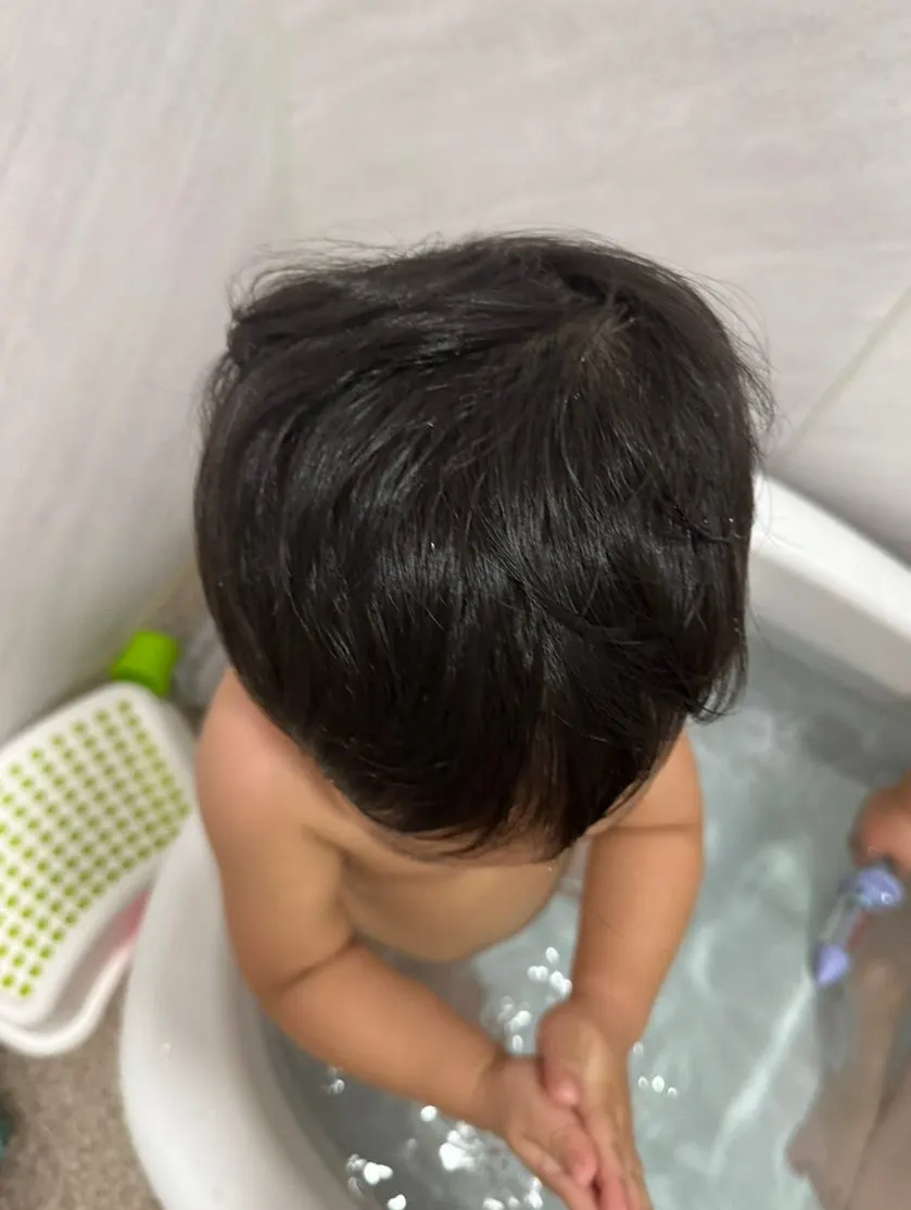 혼자 샴푸를 사용하는 막내 아이