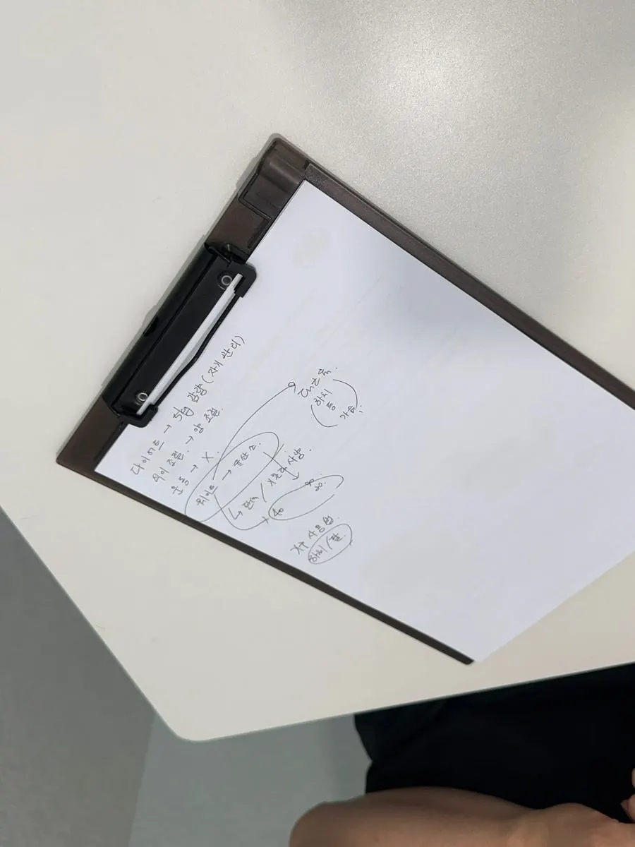 InBodyの結果用紙の説明を聞く様子