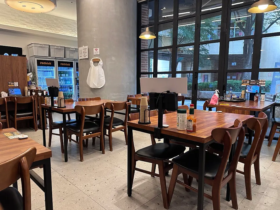 Table layout in the P&Chick dining hall