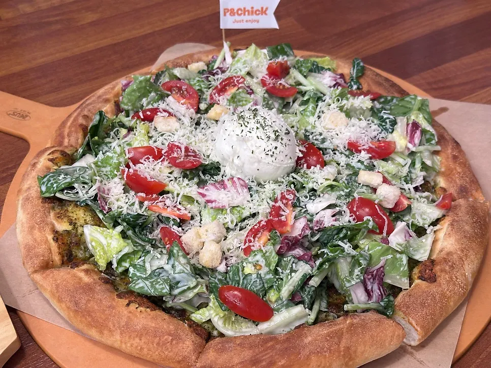 Full view of the L-size Basil Caesar Salad Pizza