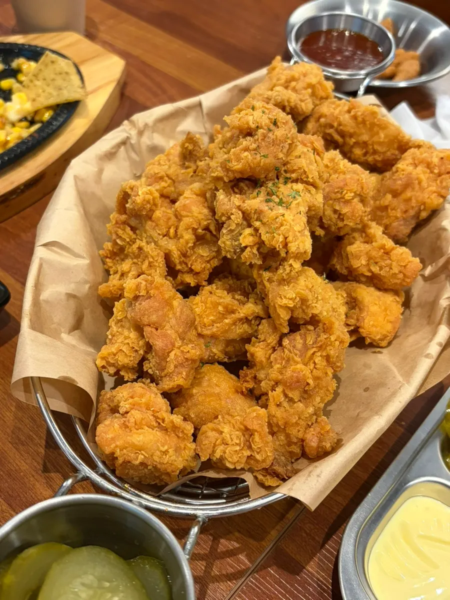치즈 두툼한 시카고 피자 느낌의 페퍼로니
