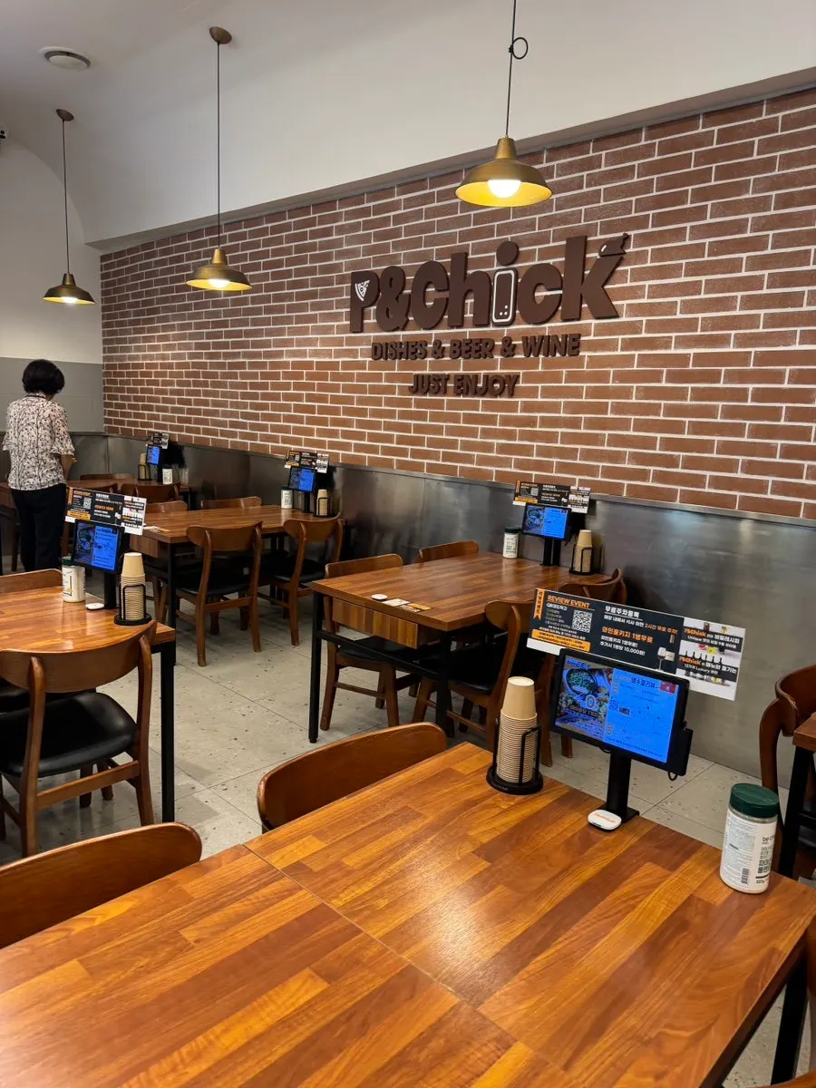 Interior and seating atmosphere at P&Chick