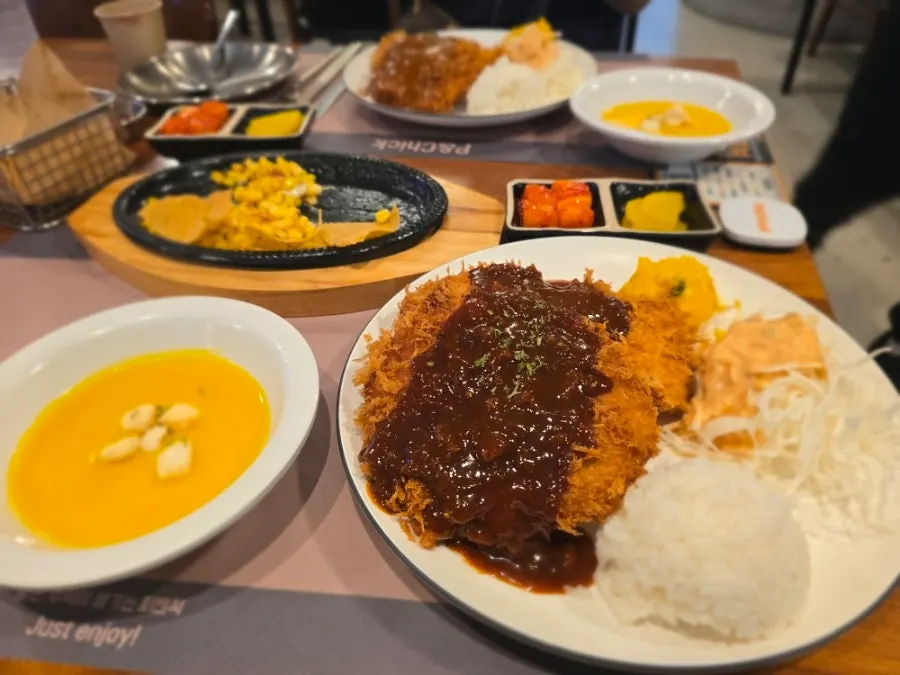 피앤칙 등심 경양식 돈까스 접시