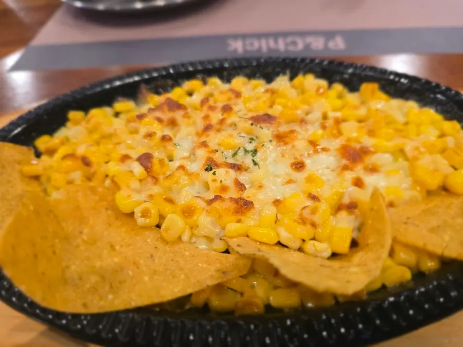 서비스로 나온 나초 콘치즈