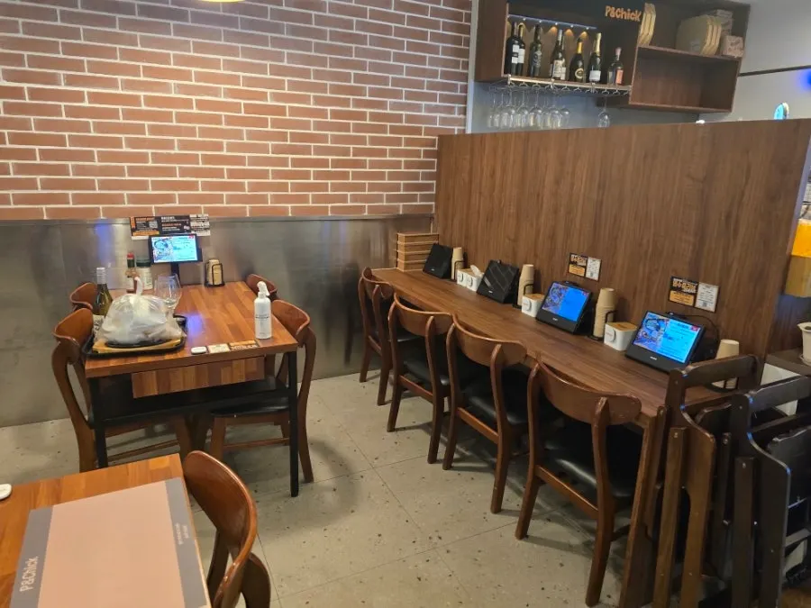 나초에 콘치즈를 올려 먹는 모습