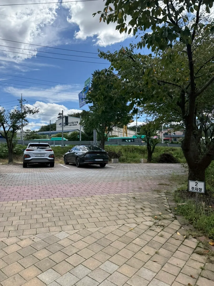 명이몽 건물 앞 정원 같은 외부 공간
