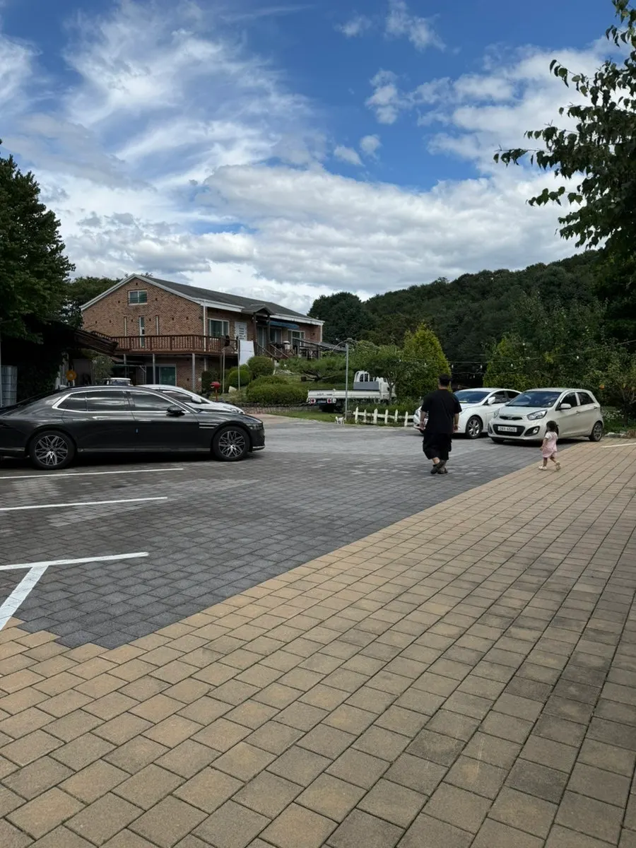 메밀막국수와 한 돈 갈비가 적힌 명이몽 입구