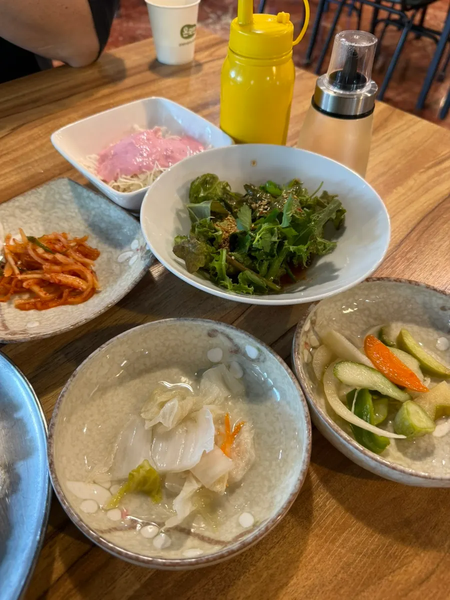 참나물 무침과 무생채 등 기본 찬 한 상