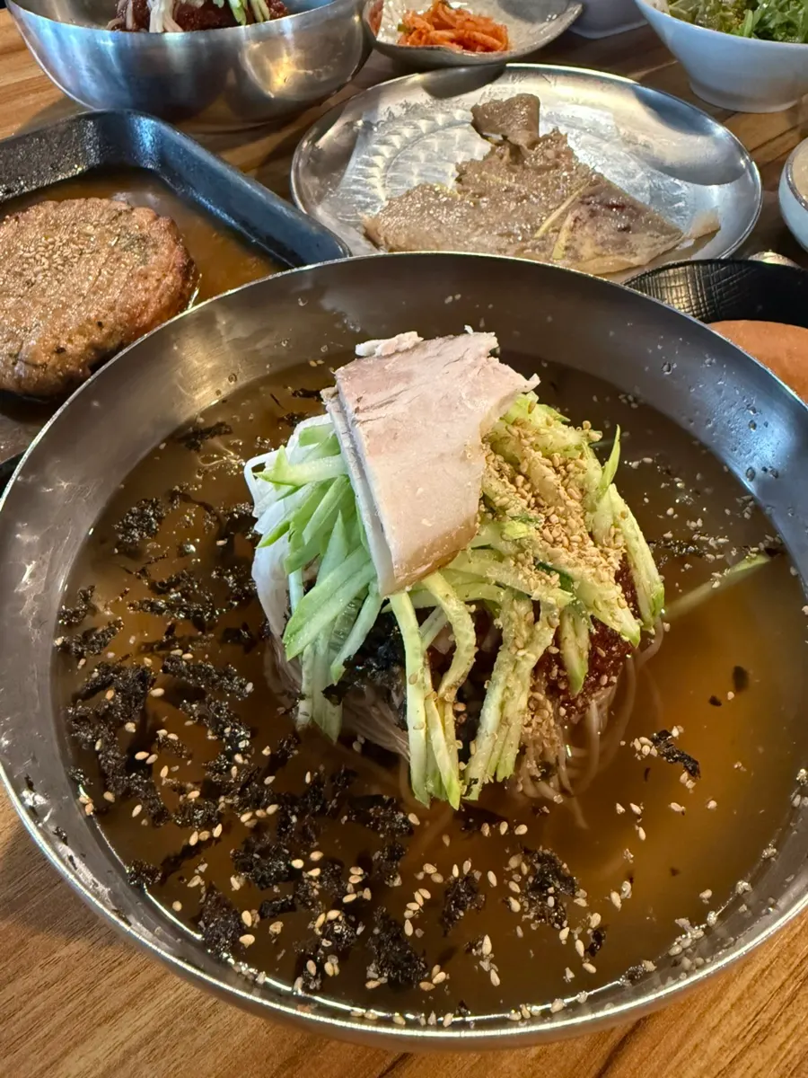 수육과 오이 고명이 올라간 메밀 물막국수