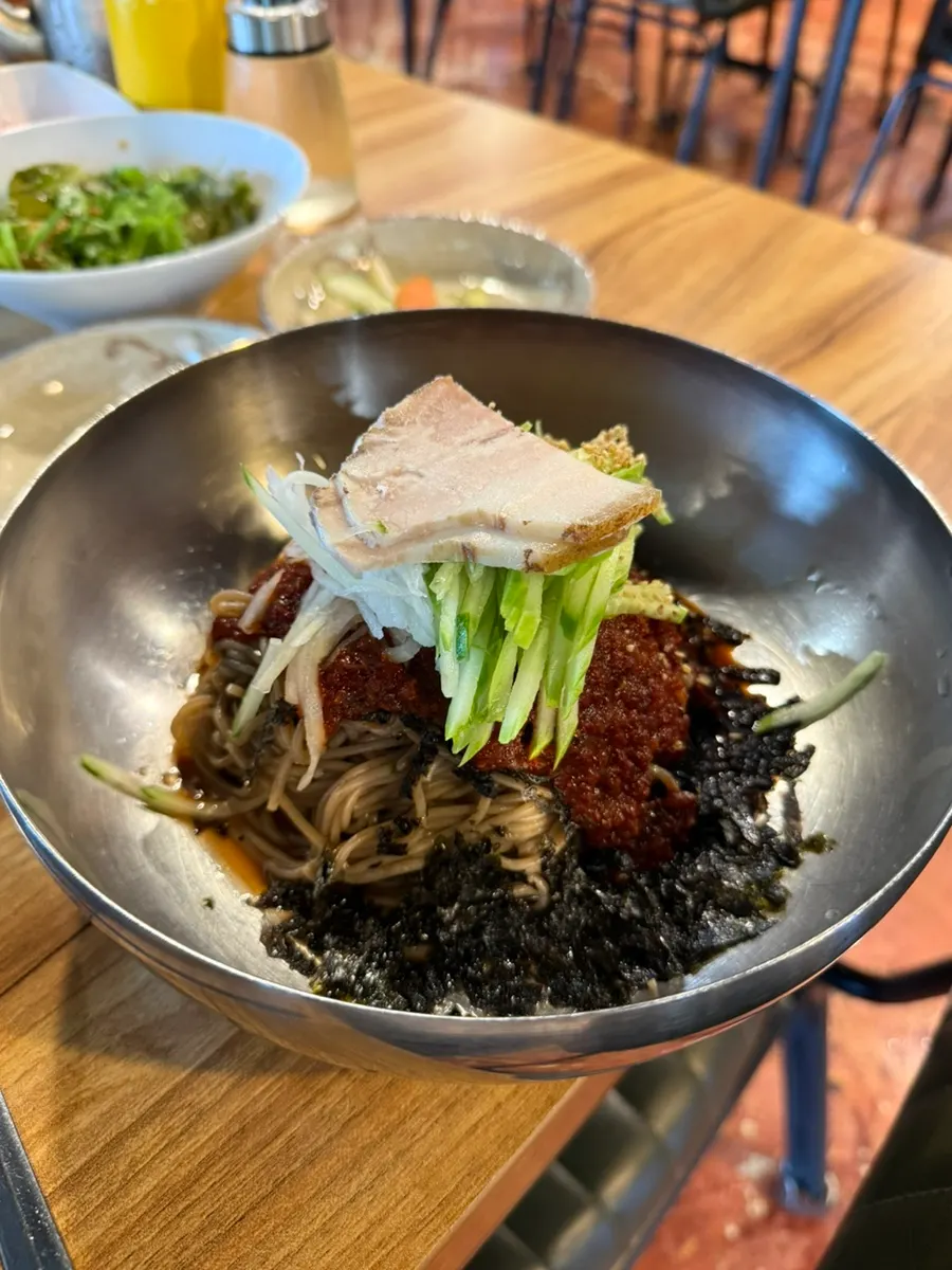 양념에 비빈 메밀 비빔막국수