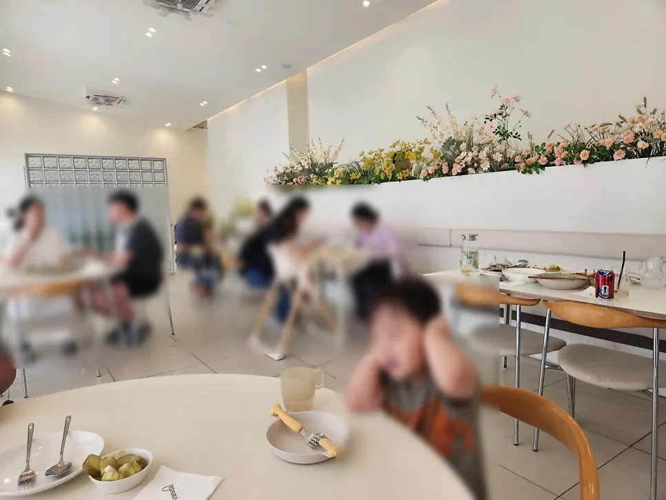 Entrance of Eoneu Dal, a Pocheon City 'Mat-and-Meot' restaurant